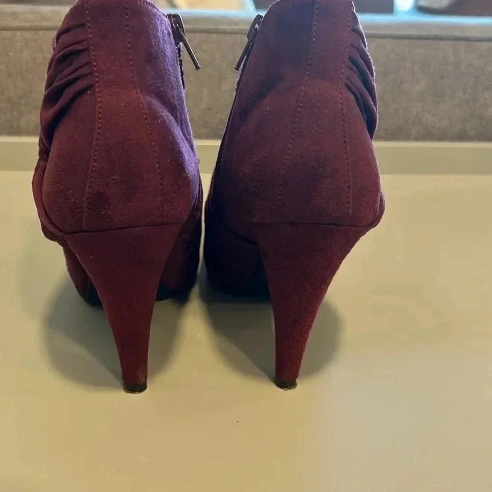 FIONI ANKLE BOOTS UPSCALE SUEDE SMOOTH SEXY BURGUNDY SLEEK SIZE 7.5 HARDLY WORN - Picture 3 of 6